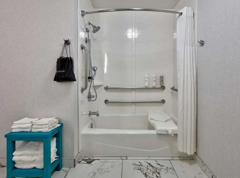Hotels with jacuzzi in room in Norfolk