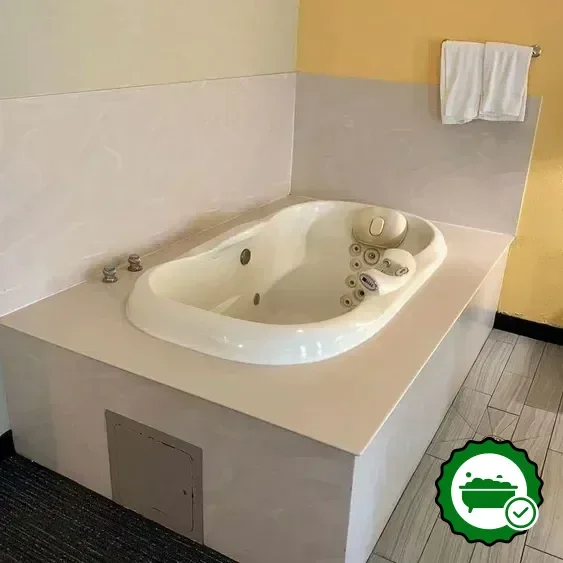 Hotels with jacuzzi in room in North Attleboro