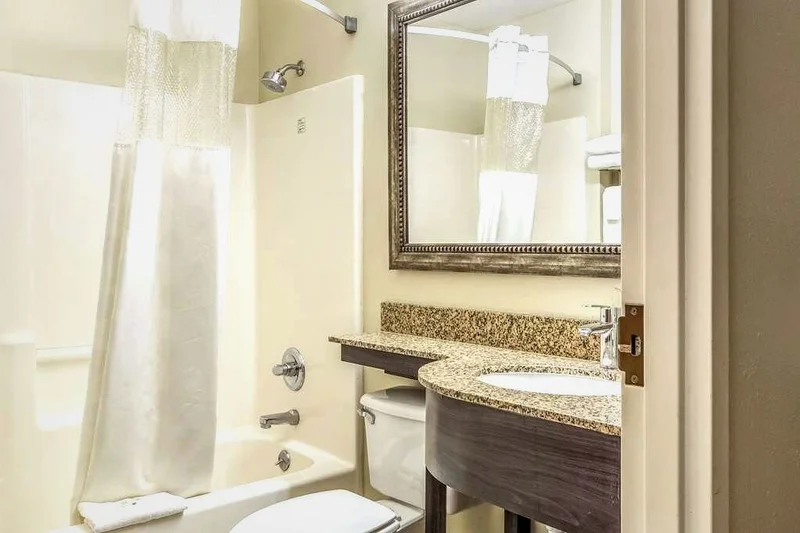 Hotels with jacuzzi in room in North Lima
