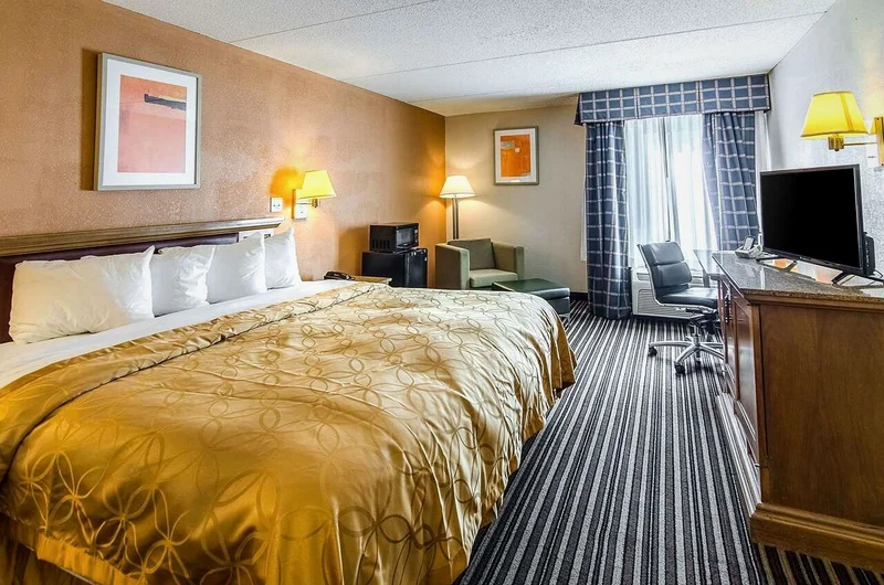 Hotels with jacuzzi in room in Norton