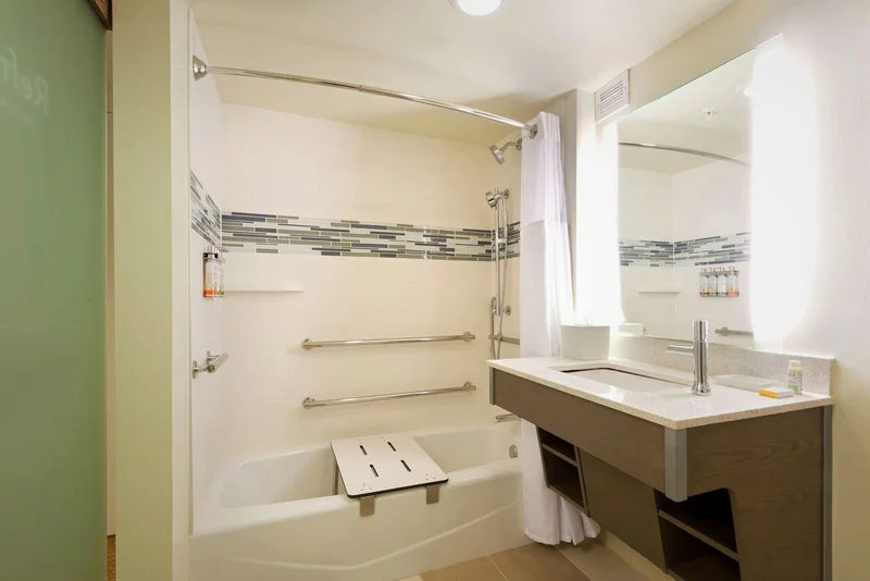 Hotels with jacuzzi in room in Norwalk
