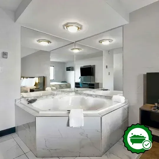 Hotels with jacuzzi in room in Oak Creek