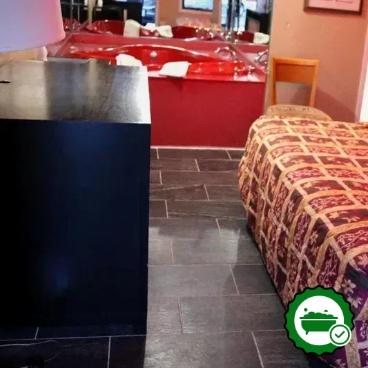 Hotels with jacuzzi in room in Oak Lawn