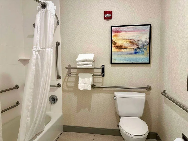 Hotels with jacuzzi in room in Oconomowoc