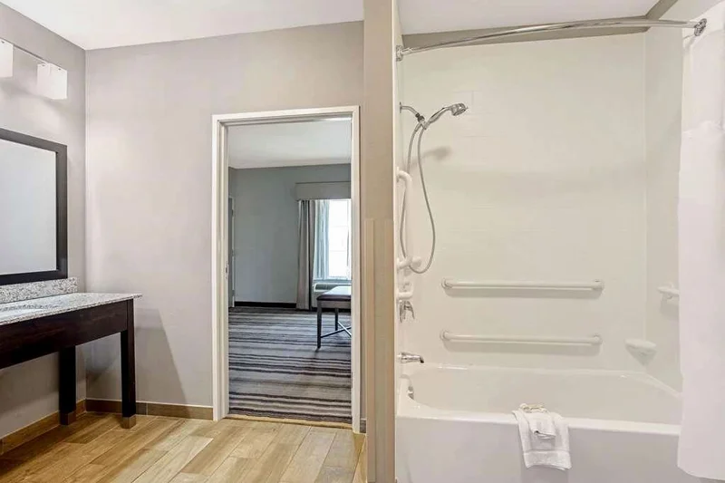 Hotels with jacuzzi in room in Paducah