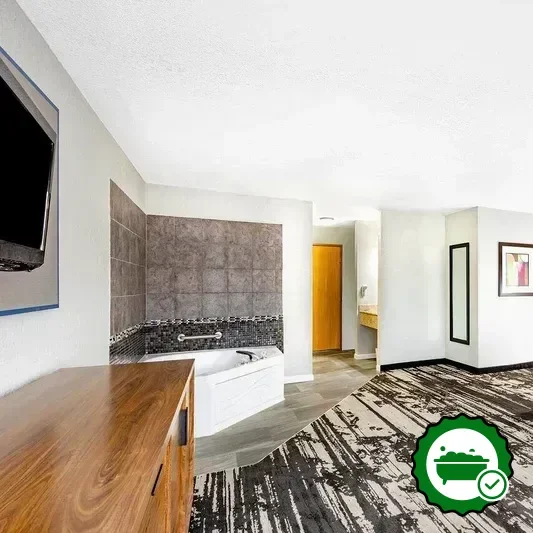 Hotels with jacuzzi in room in Pella