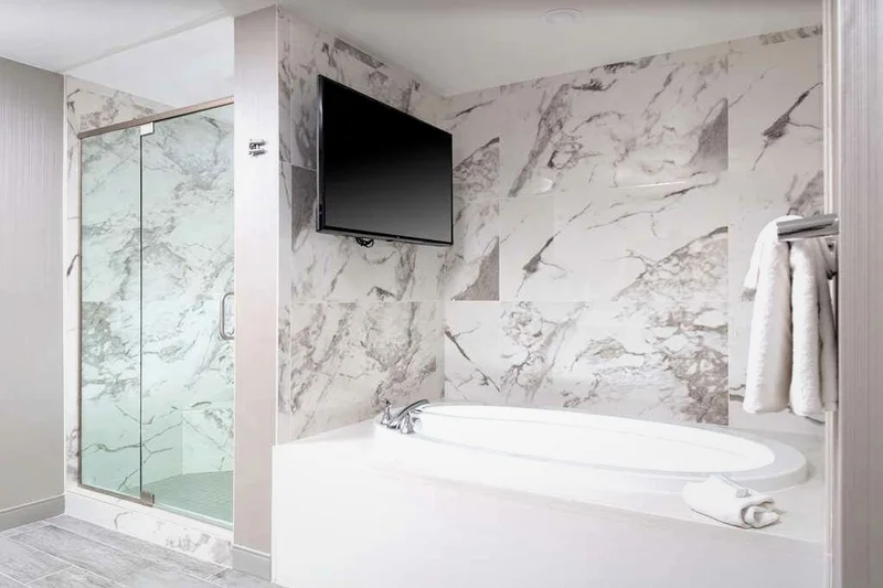 Hotels with jacuzzi in room in Phoenix