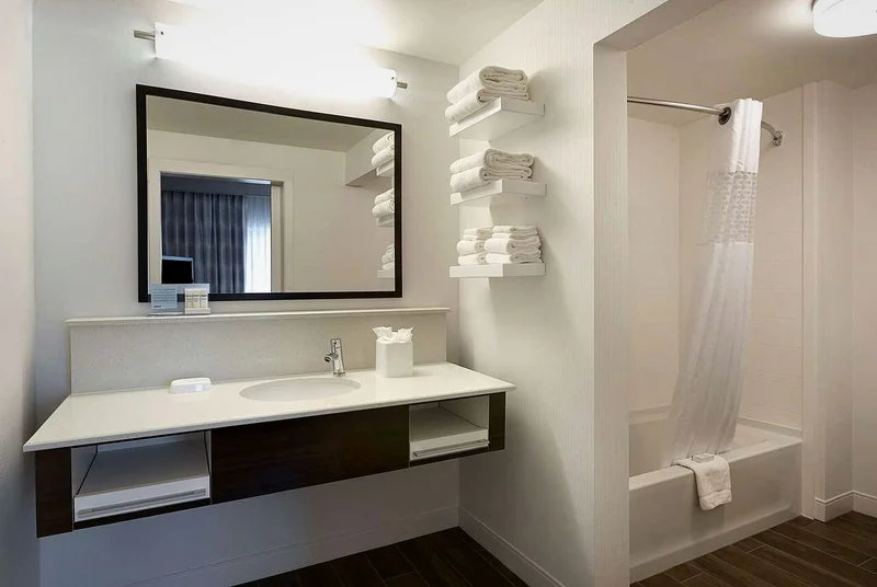 Hotels with jacuzzi in room in Pineville