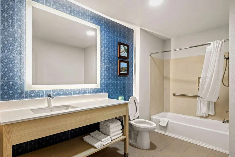 Hotels with jacuzzi in room in Port Wentworth