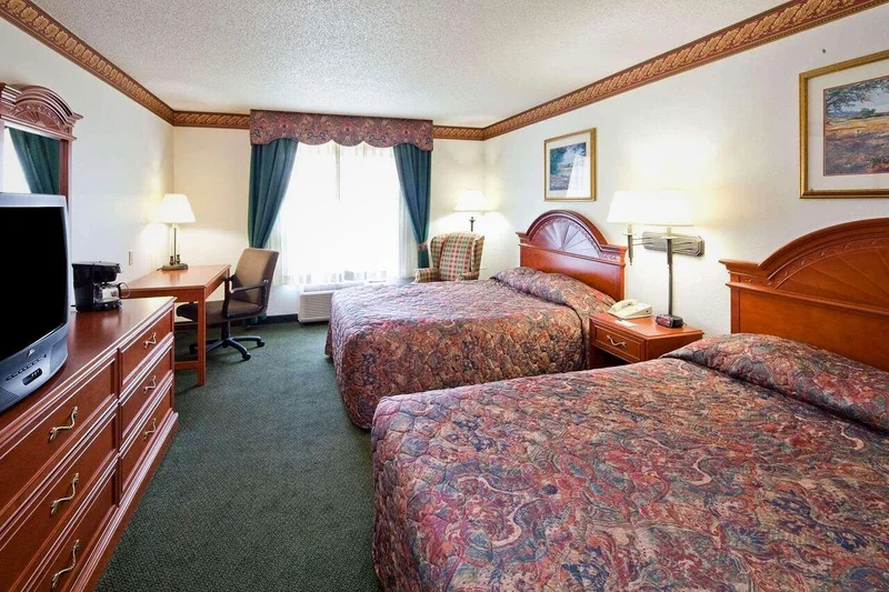 Hotels with jacuzzi in room in Prairie Du Chien