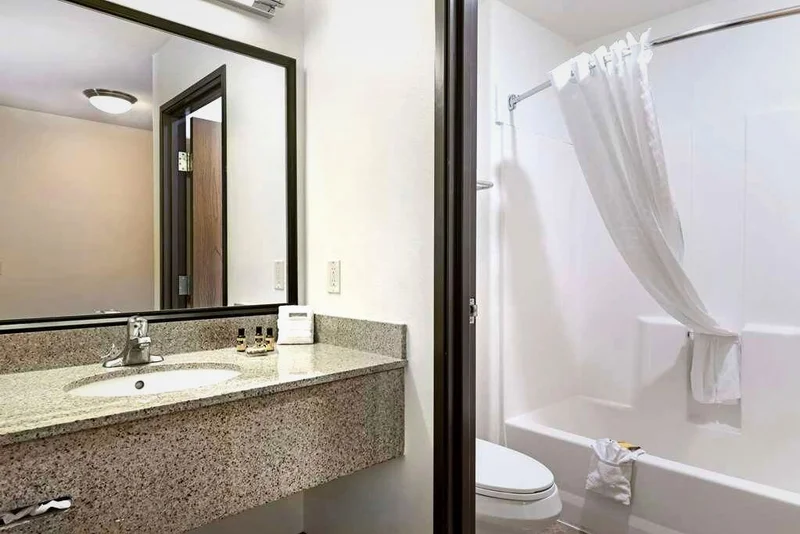 Hotels with jacuzzi in room in Pueblo