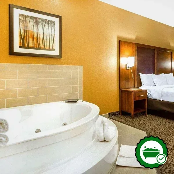 In-room jacuzzi at Comfort Suites in Ramsey