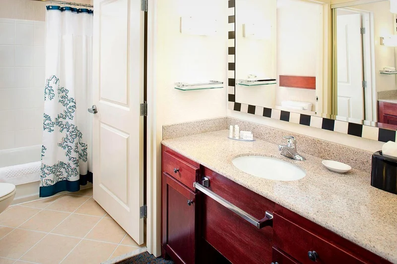 Hotels with jacuzzi in room in Roanoke