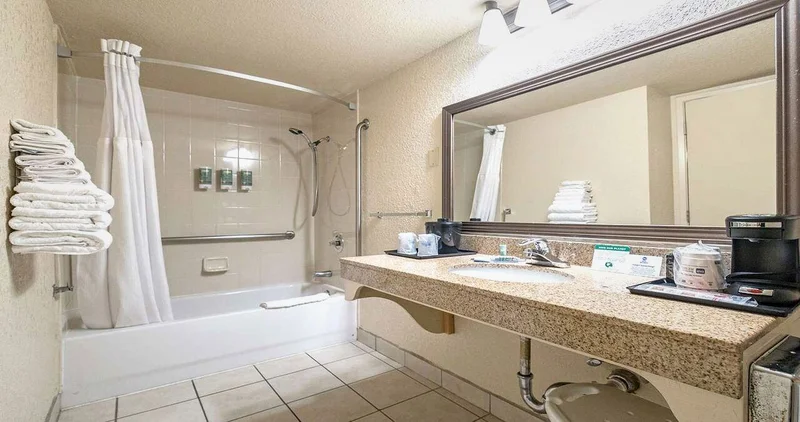 Hotels with jacuzzi in room in Roseville