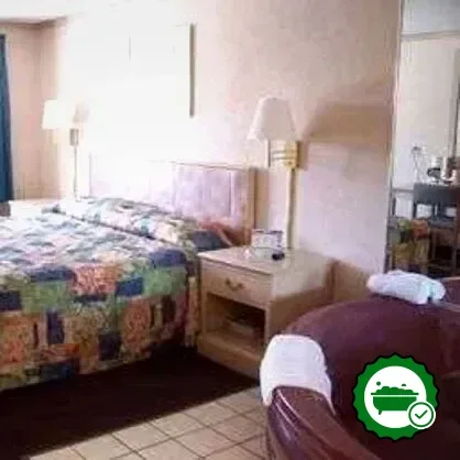 Hotels with jacuzzi in room in Rossford