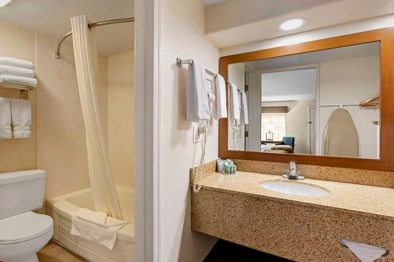 Hotels with jacuzzi in room in Safford