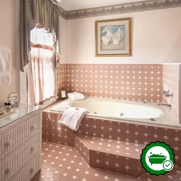 Hotels with jacuzzi in room in Sandwich