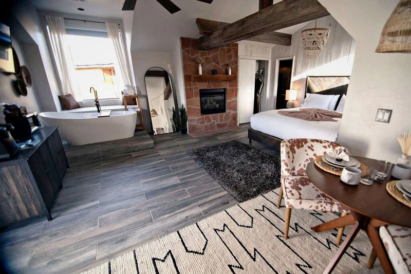 Hotels with jacuzzi in room in Sedona