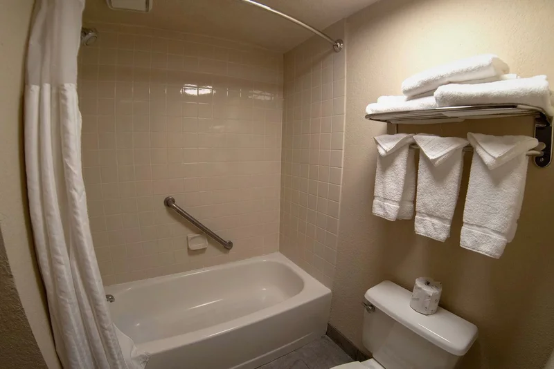 Hotels with jacuzzi in room in Shakopee