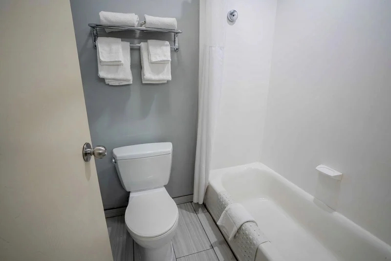 Hotels with jacuzzi in room in South Yarmouth