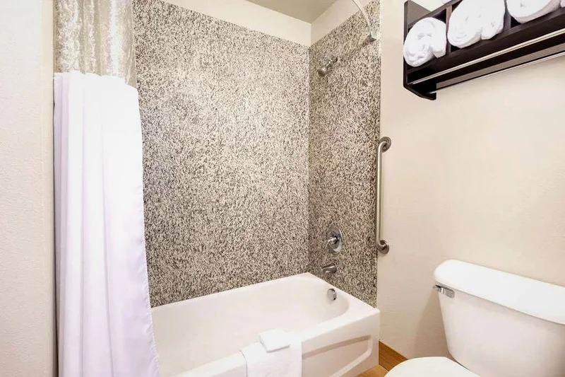 Hotels with jacuzzi in room in Spokane Valley