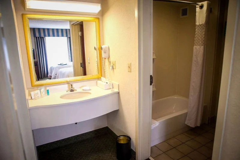 Hotels with jacuzzi in room in Springfield
