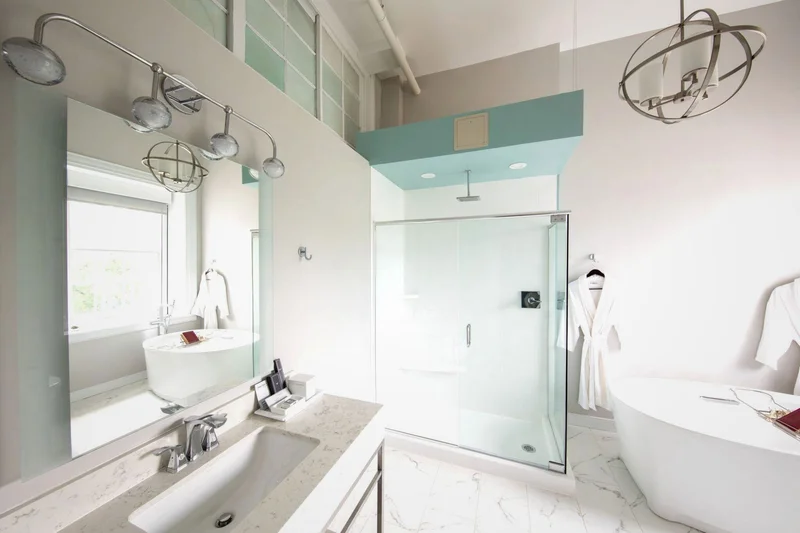 Hotels with jacuzzi in room in Staunton