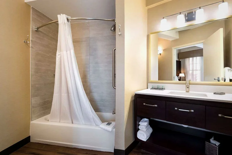 Hotels with jacuzzi in room in Syracuse
