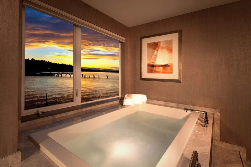 Hotels with jacuzzi in room in Tacoma