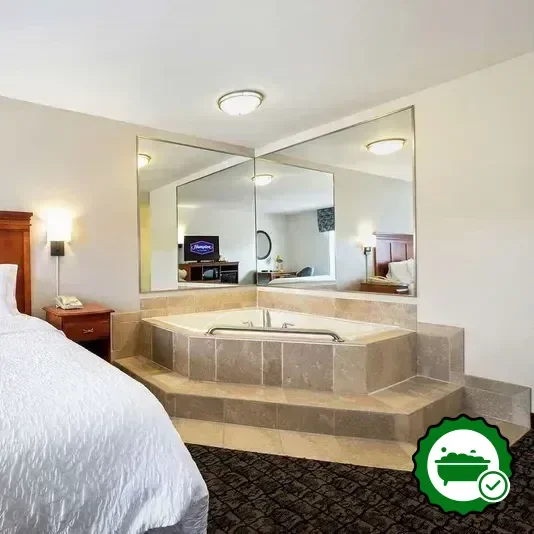 Hotels with jacuzzi in room in Thomaston
