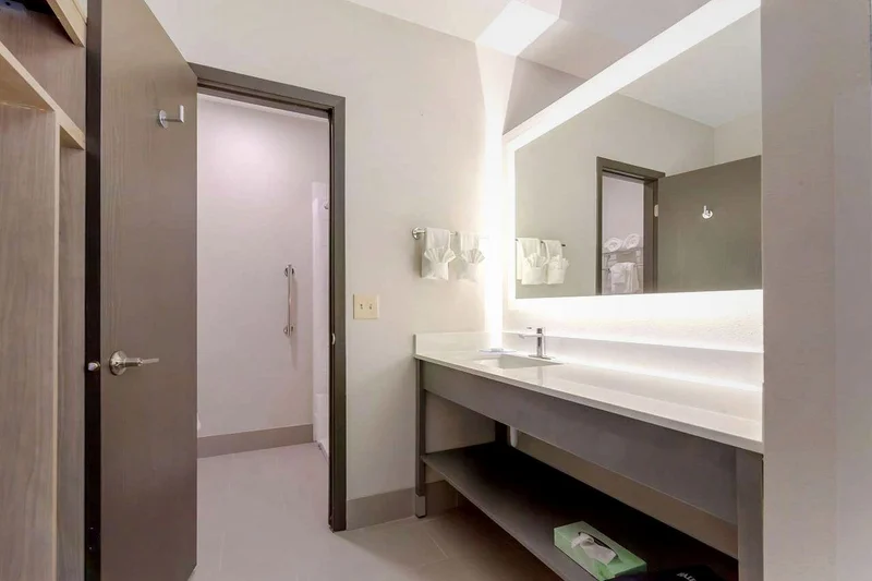 Hotels with jacuzzi in room in Tomah