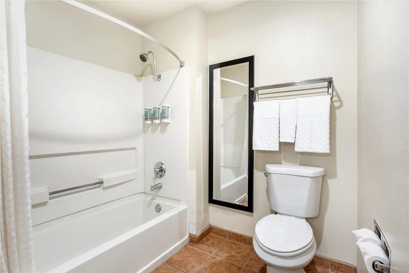 Hotels with jacuzzi in room in Tracy