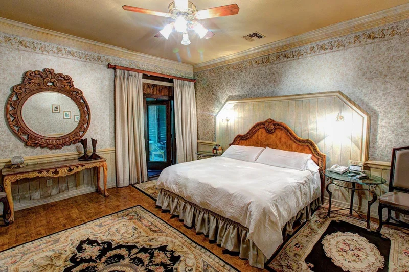Hotels with jacuzzi in room in Tyler