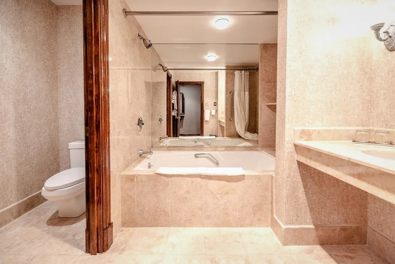 Hotels with jacuzzi in room in Tyngsboro