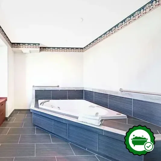 Hotels with jacuzzi in room in Urbandale