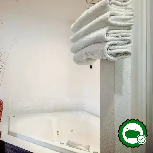 Hotels with jacuzzi in room in Wamego