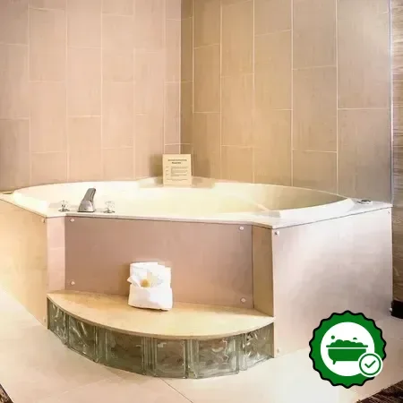 Hotels with jacuzzi in room in Warren