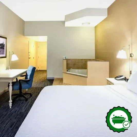 Hotels with jacuzzi in room in West Yarmouth