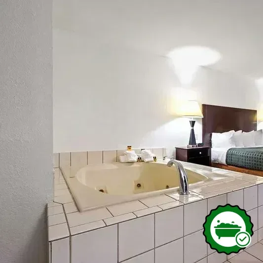 Hotels with jacuzzi in room in Westmont