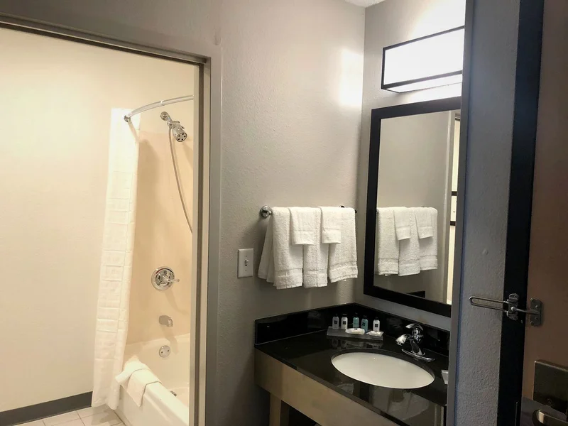 Hotels with jacuzzi in room in Wichita