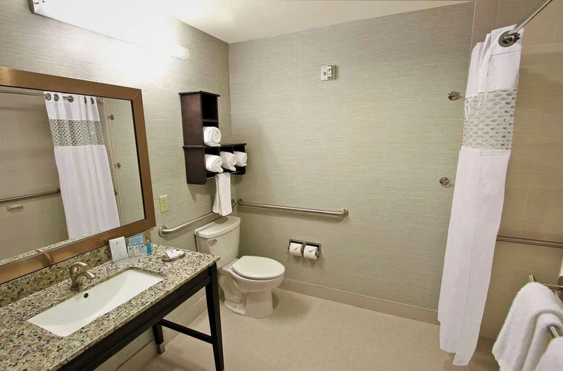 Hotels with jacuzzi in room in Winnie