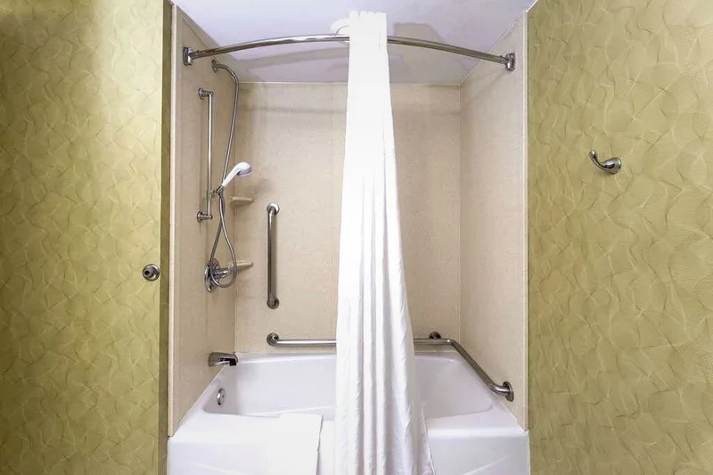 Hotels with jacuzzi in room in Winston Salem