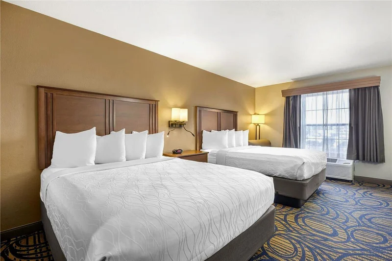 Hotels with jacuzzi in room in Woodburn
