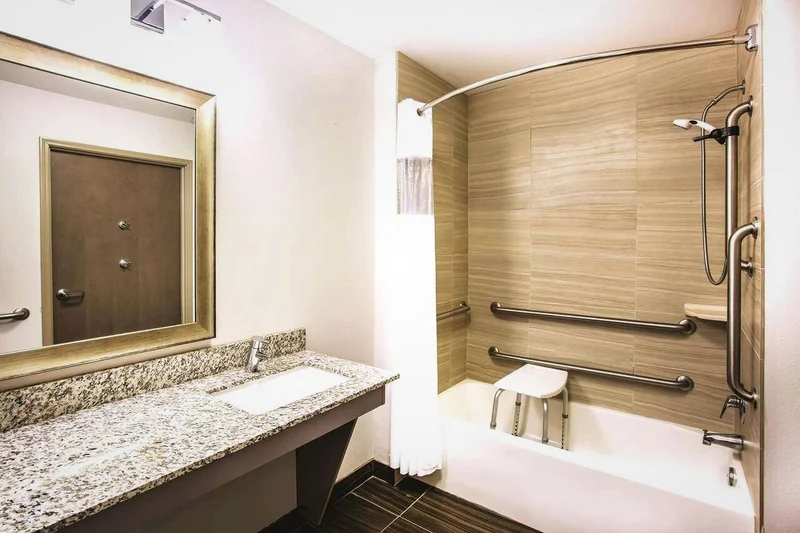 Hotels with jacuzzi in room in Woodbury
