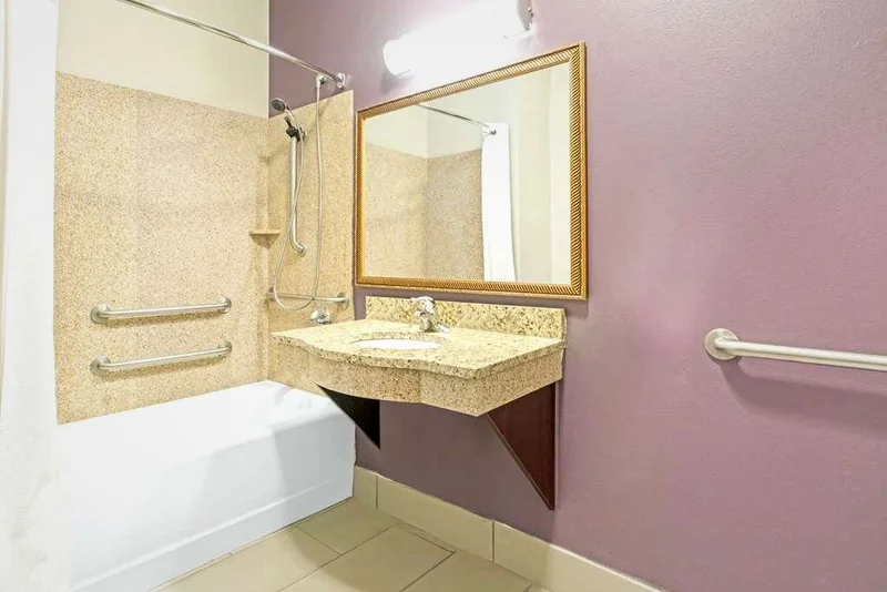 Hotels with jacuzzi in room in Yukon