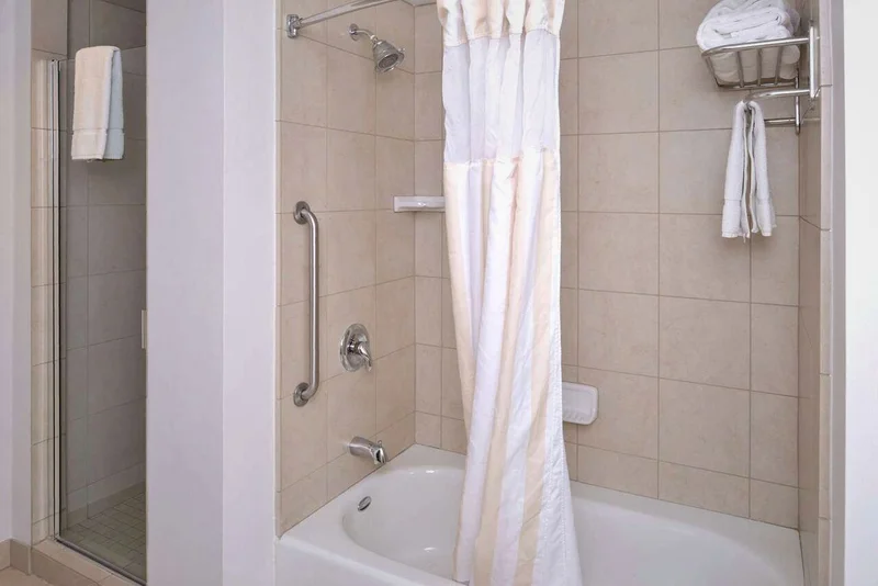 Hotels with jacuzzi in room in Yuma